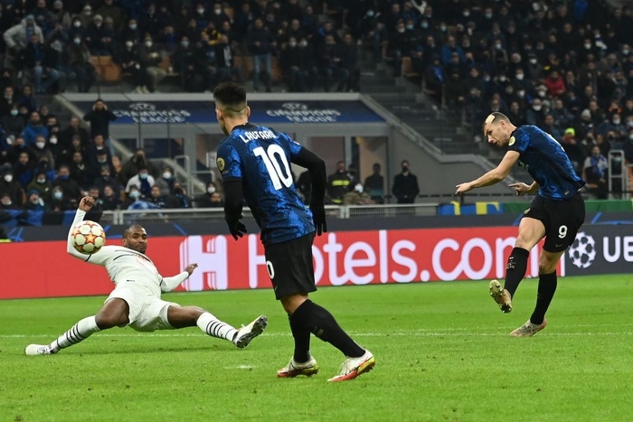 Edin Dzeko rực sáng đưa Inter Milan lên ngôi đầu bảng Champions League - Ảnh 5.
