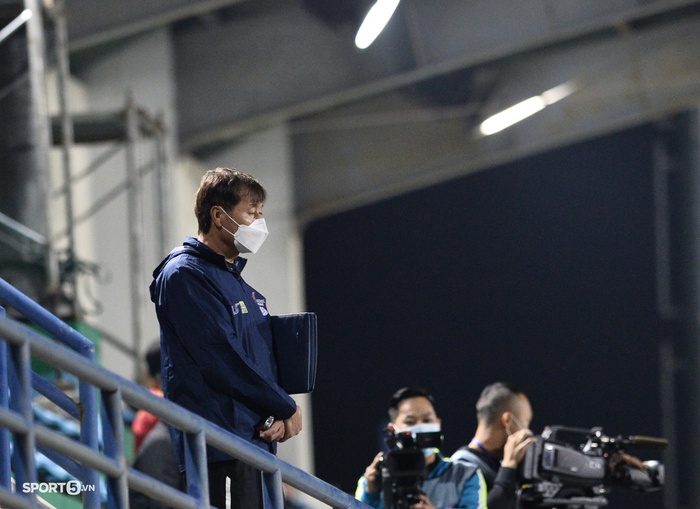 HLV người Hàn Quốc bị đuổi khỏi sân, Hà Nội mất chức vô địch   - Ảnh 4.