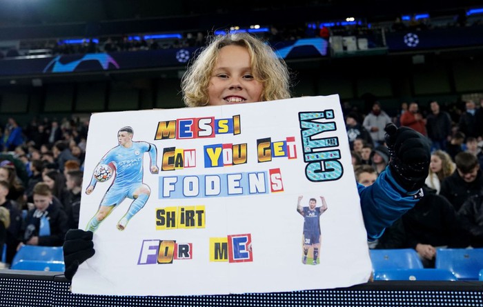 Fan nhí Man City mạnh dạn yêu cầu Messi xin áo đấu của Foden - Ảnh 1.