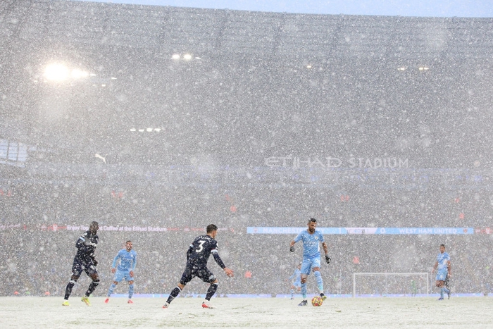 Tuyết rơi trắng xoá mặt sân, quả bóng như tàng hình: Cảnh tượng hiếm thấy ở giải Ngoại hạng Anh - Ảnh 1.