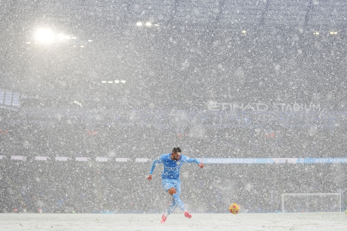 Tuyết rơi trắng xoá mặt sân, quả bóng như tàng hình: Cảnh tượng hiếm thấy ở giải Ngoại hạng Anh - Ảnh 2.