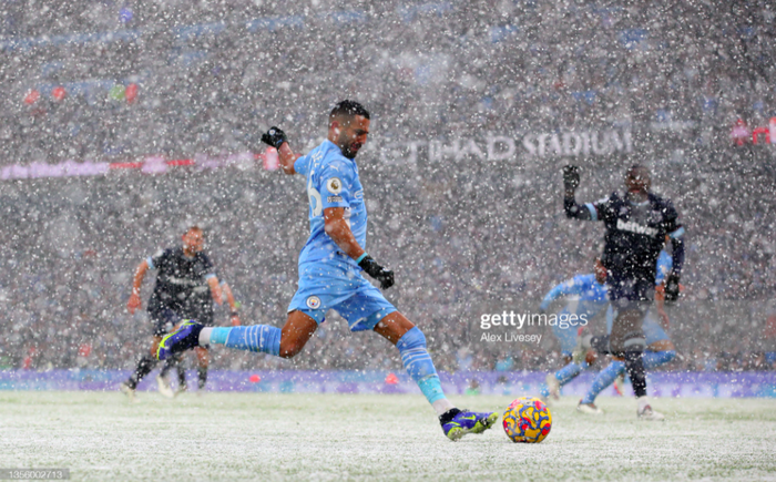 Tuyết rơi trắng xoá mặt sân, quả bóng như tàng hình: Cảnh tượng hiếm thấy ở giải Ngoại hạng Anh - Ảnh 3.