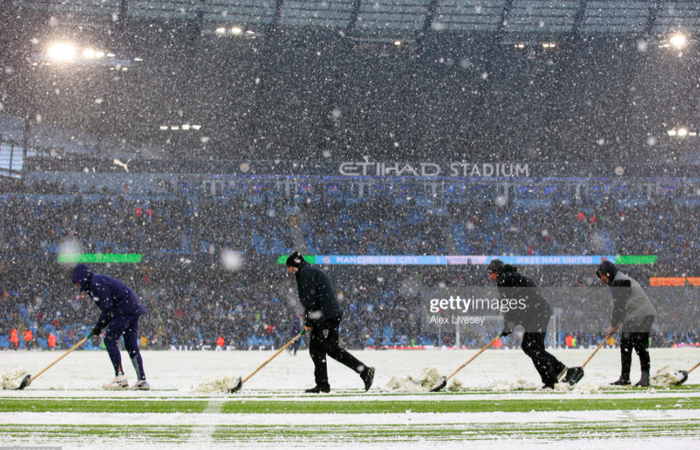 Tuyết rơi trắng xoá mặt sân, quả bóng như tàng hình: Cảnh tượng hiếm thấy ở giải Ngoại hạng Anh - Ảnh 6.