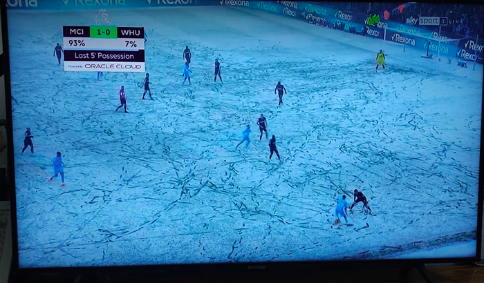 Tuyết rơi trắng xoá mặt sân, quả bóng như tàng hình: Cảnh tượng hiếm thấy ở giải Ngoại hạng Anh - Ảnh 4.