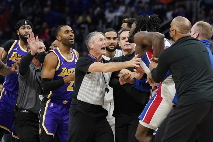 LeBron James đáp trả Isaiah Stewart, hâm nóng trận đấu Los Angeles Lakers và Detroit Pistons - Ảnh 4.