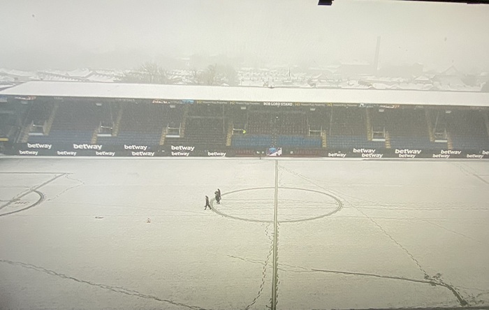 Tuyết rơi trắng xoá mặt sân, quả bóng như tàng hình: Cảnh tượng hiếm thấy ở giải Ngoại hạng Anh - Ảnh 8.