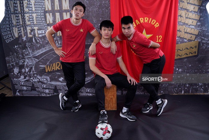 Đức Huy tạo dáng điệu đà, Hải Quế ngầu đét khi chụp ảnh mẫu áo đặc biệt cho fan tuyển Việt Nam - Ảnh 2.