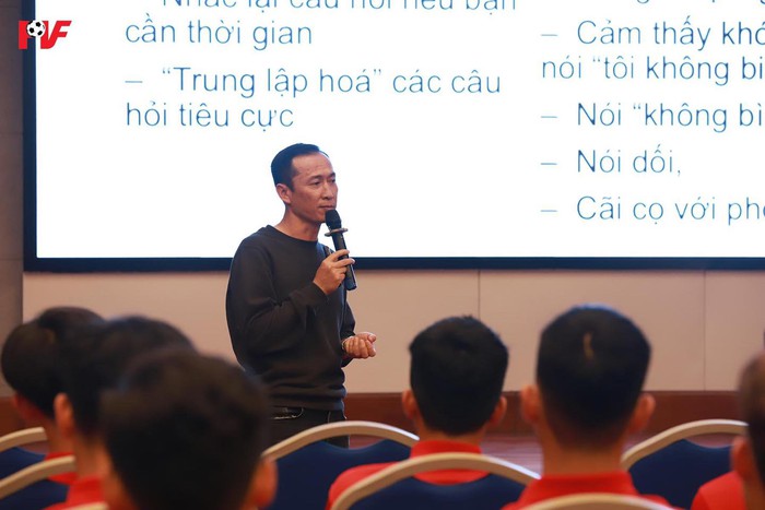 Cầu thủ trẻ Việt Nam được học cách trả lời phỏng vấn, sử dụng mạng xã hội - Ảnh 1.