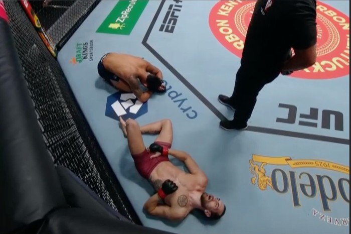 Hi hữu: Đòn đá hạ bộ kép khiến hai tay đấm đang tranh suất đến UFC đổ gục trong đau đớn - Ảnh 2.