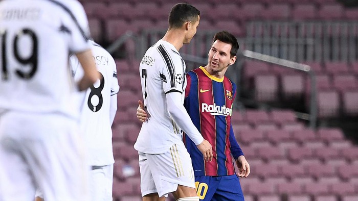 Ronaldo chính thức &quot;giương cờ trắng&quot; trong cuộc đua với Messi? - Ảnh 3.