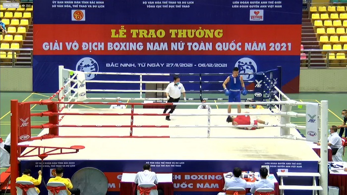 Võ Xuân Hải (Nghệ An) thắng knockout trong ngày khai mạc giải vô địch Boxing nam, nữ toàn quốc 2021 - Ảnh 1.