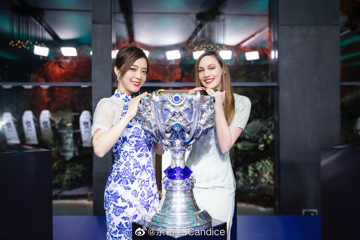 2 nữ thần MC của làng LMHT đọ dáng bên chiếc cúp vô địch CKTG 2021 - Ảnh 1.