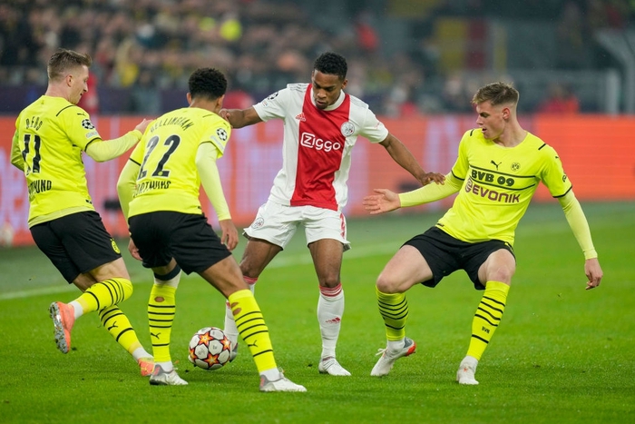 Mats Hummels nhận thẻ đỏ, Dortmund thua ngược Ajax ngay trên sân nhà - Ảnh 2.