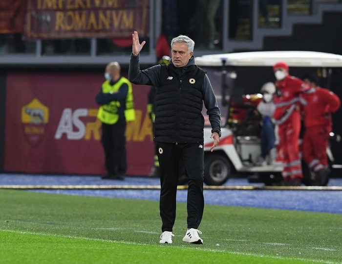 HLV Mourinho không hài lòng với công tác trọng tài