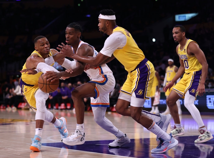 Los Angeles Lakers tái hiện kịch bản thua ngược trên sân nhà trước Oklahoma City Thunder - Ảnh 1.