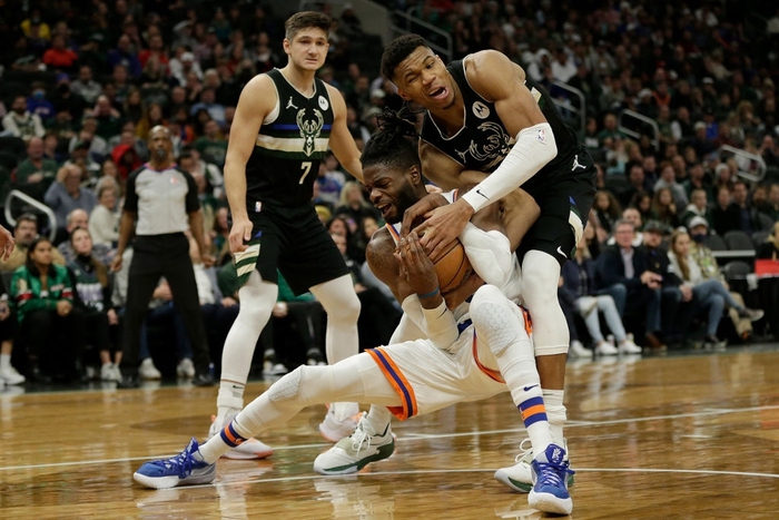 New York Knicks lội ngược dòng xuất sắc trước ĐKVĐ NBA ngay trên sân khách - Ảnh 3.