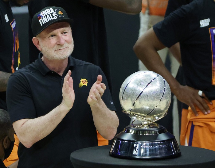 Chris Paul, Devin Booker và HLV Phoenix Suns lên tiếng về vị chủ tịch phân biệt màu da - Ảnh 2.