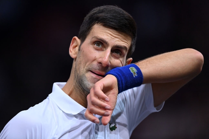 Djokovic thắng hú vía để vượt kỷ lục của huyền thoại Pete Sampras, tái đấu đối thủ đáng sợ ở chung kết Paris Masters - Ảnh 5.