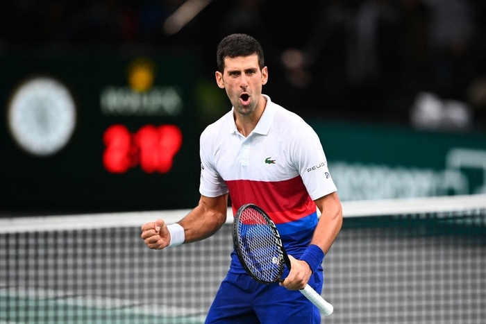 Djokovic thắng hú vía để vượt kỷ lục của huyền thoại Pete Sampras, tái đấu đối thủ đáng sợ ở chung kết Paris Masters - Ảnh 6.