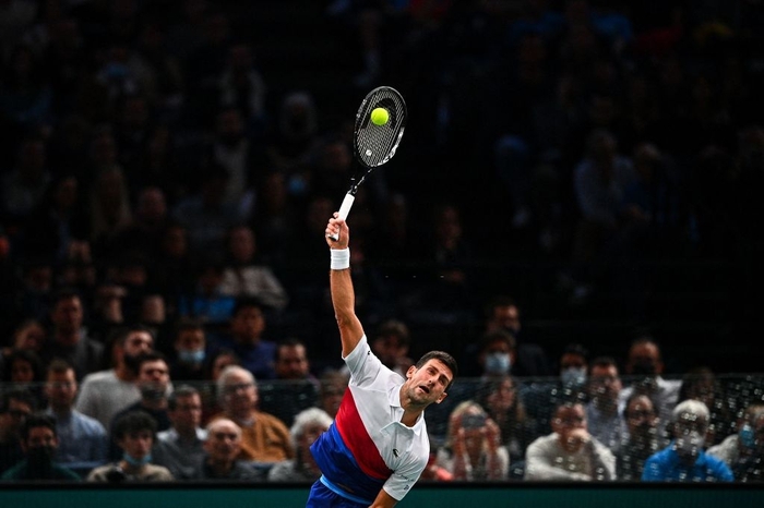 Djokovic thắng hú vía để vượt kỷ lục của huyền thoại Pete Sampras, tái đấu đối thủ đáng sợ ở chung kết Paris Masters - Ảnh 4.
