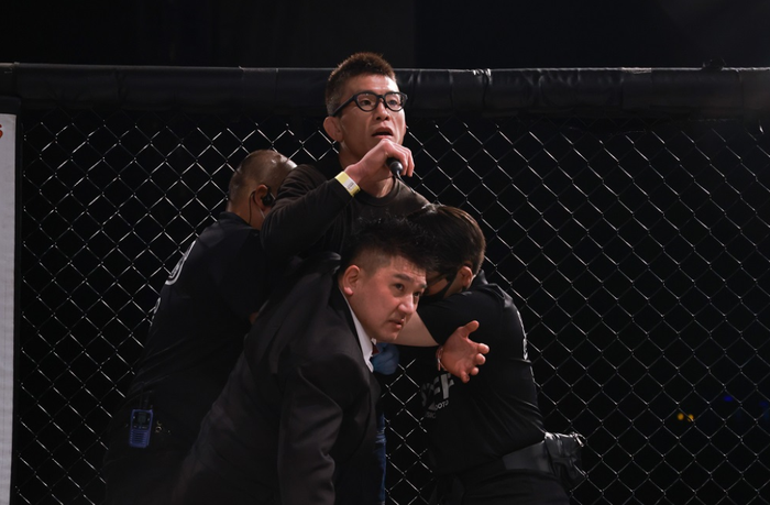 Huyền thoại MMA châu Á Shinya Aoki lao lên sàn đấu tấn công võ sĩ đàn em - Ảnh 3.