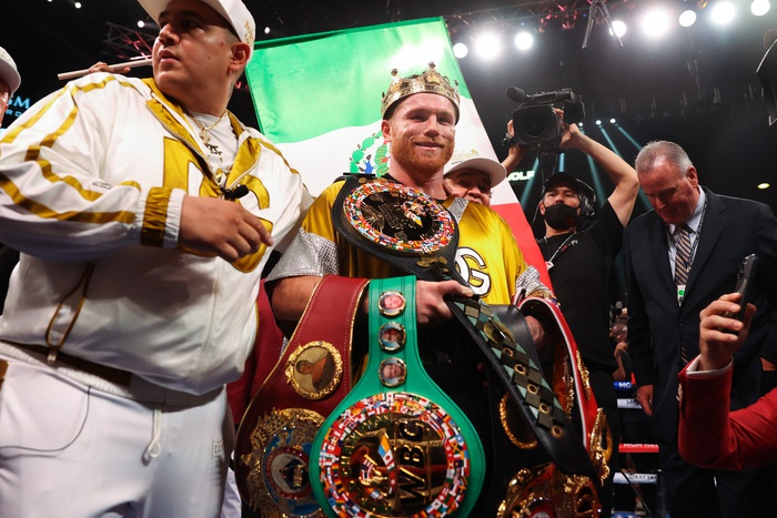 Chùm ảnh: Canelo Alvarez đánh bại Caleb Plant, tạo nên lịch sử tại hạng siêu trung  - Ảnh 12.