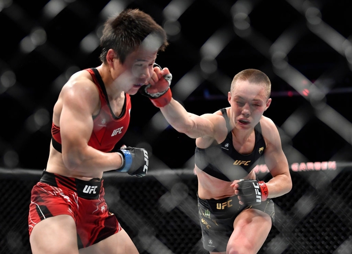 Xuất sắc vượt qua Zhang Weili sau 5 hiệp căng thẳng, Rose Namajunas bảo vệ thành công vương triều tại UFC - Ảnh 6.
