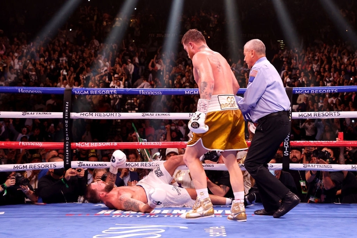 Chùm ảnh: Canelo Alvarez đánh bại Caleb Plant, tạo nên lịch sử tại hạng siêu trung  - Ảnh 8.