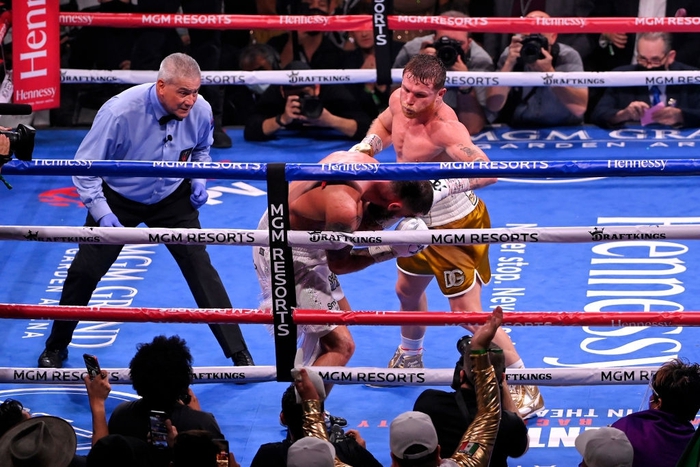 Chùm ảnh: Canelo Alvarez đánh bại Caleb Plant, tạo nên lịch sử tại hạng siêu trung  - Ảnh 7.