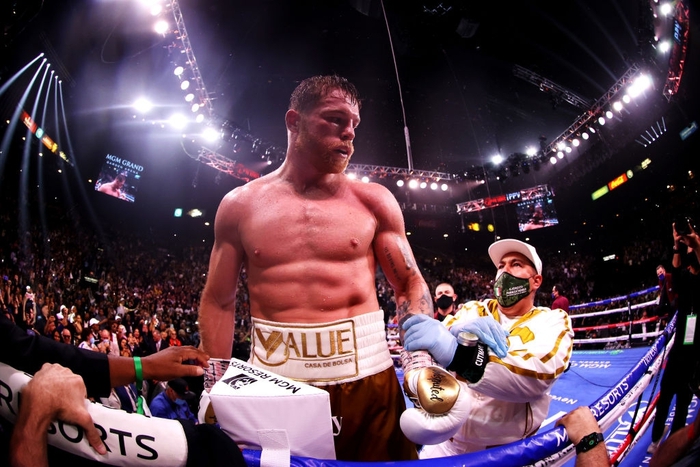 Chùm ảnh: Canelo Alvarez đánh bại Caleb Plant, tạo nên lịch sử tại hạng siêu trung  - Ảnh 11.