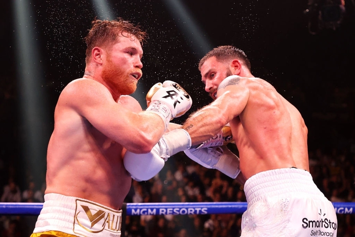 Chùm ảnh: Canelo Alvarez đánh bại Caleb Plant, tạo nên lịch sử tại hạng siêu trung  - Ảnh 1.