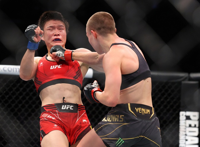 Xuất sắc vượt qua Zhang Weili sau 5 hiệp căng thẳng, Rose Namajunas bảo vệ thành công vương triều tại UFC - Ảnh 2.