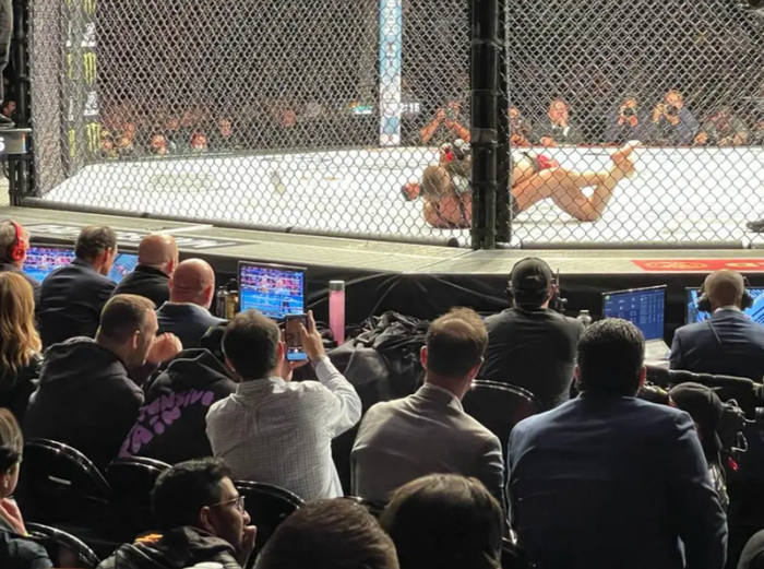Chủ tịch Dana White bị bắt gặp xem quyền Anh khi đang ngồi ở hàng ghế VIP tại UFC 268 - Ảnh 1.