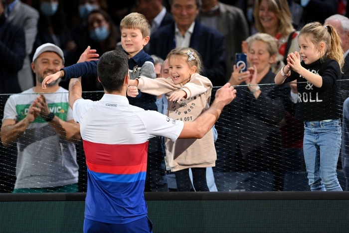 Djokovic ngược dòng trả món nợ cay đắng nhất năm, vô địch Paris Masters để lập nên kỷ lục xứng đáng GOAT - Ảnh 8.