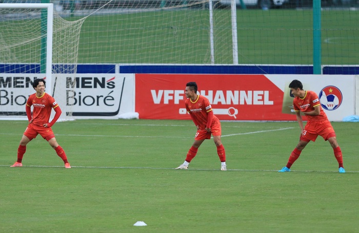 Công Phượng, Tiến Linh tích cực trò chuyện giúp tiền đạo U23 hòa nhập với ĐT Việt Nam - Ảnh 2.