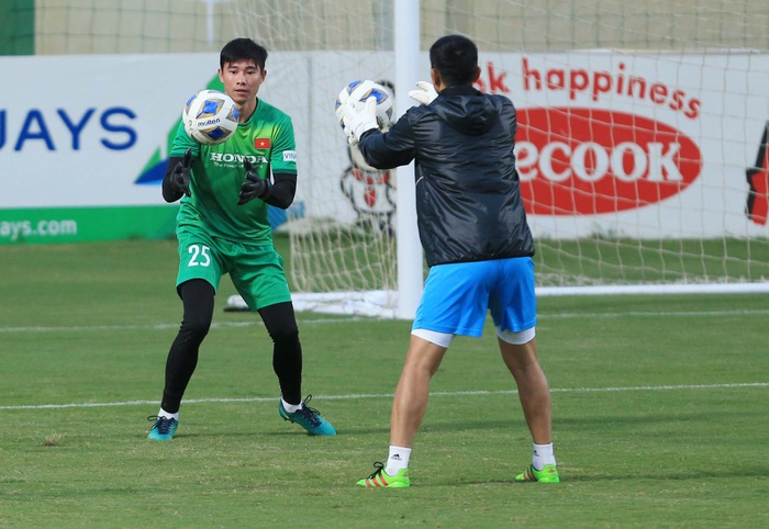 Công Phượng, Tiến Linh tích cực trò chuyện giúp tiền đạo U23 hòa nhập với ĐT Việt Nam - Ảnh 4.