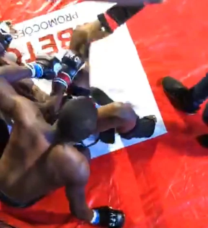 Hình ảnh xấu xí tại giải MMA ở Angola: Võ sĩ cắn đối thủ khi bị khóa tay, ẩu đả khi trận đấu kết thúc - Ảnh 2.