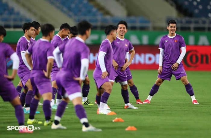 Văn Thanh bẻ cổ Công Phượng, tuyển Việt Nam hứng khởi làm quen sân Mỹ Đình trước trận với Nhật Bản - Ảnh 2.