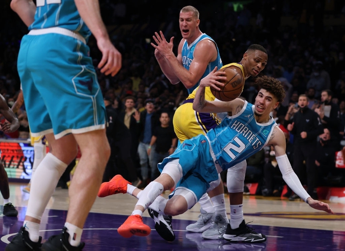 Cãi trọng tài, Los Angeles Lakers suýt thua trước màn quật khởi của Charlotte Hornets - Ảnh 1.