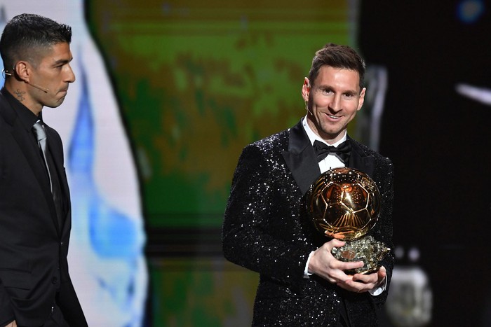Messi thiết lập 5 kỷ lục mới sau khi giành Quả bóng vàng thứ 7 - Ảnh 1.