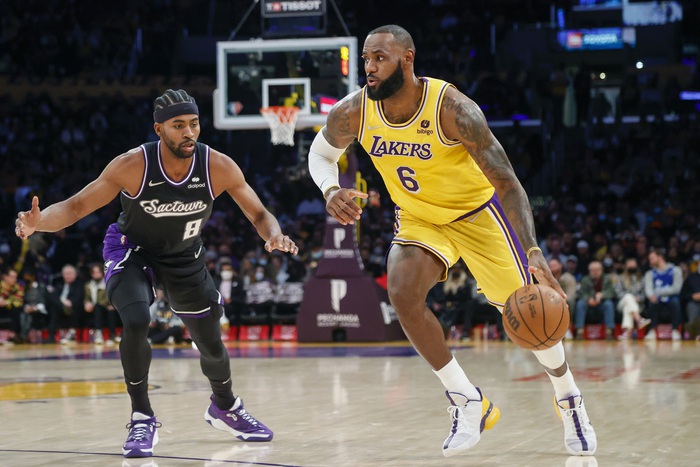 Thiếu vắng LeBron James, Los Angeles Lakers lội ngược dòng ngoạn mục trước Sacramento Kings - Ảnh 1.