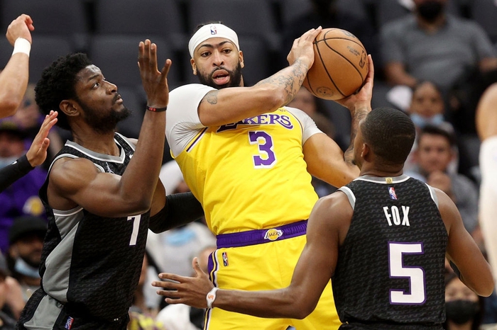 Thiếu vắng LeBron James, Los Angeles Lakers lội ngược dòng ngoạn mục trước Sacramento Kings - Ảnh 2.