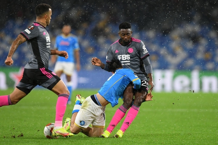 Napoli đánh bại Leicester bằng cơn mưa bàn thắng trên SVĐ Diego Maradona  - Ảnh 4.