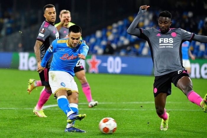 Napoli đánh bại Leicester bằng cơn mưa bàn thắng trên SVĐ Diego Maradona  - Ảnh 2.