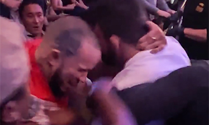 Bị khiêu khích trong lúc đang bình luận, cựu võ sĩ UFC Mike Perry lao tới &quot;choảng nhau&quot; với đối thủ - Ảnh 2.
