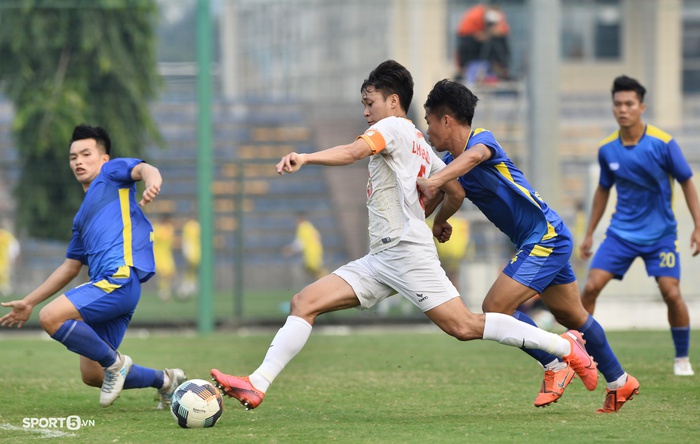 Cầu thủ U23 Việt Nam lập siêu phẩm cho U21 HAGL, đồng đội cười trừ vì quá bất ngờ  - Ảnh 9.