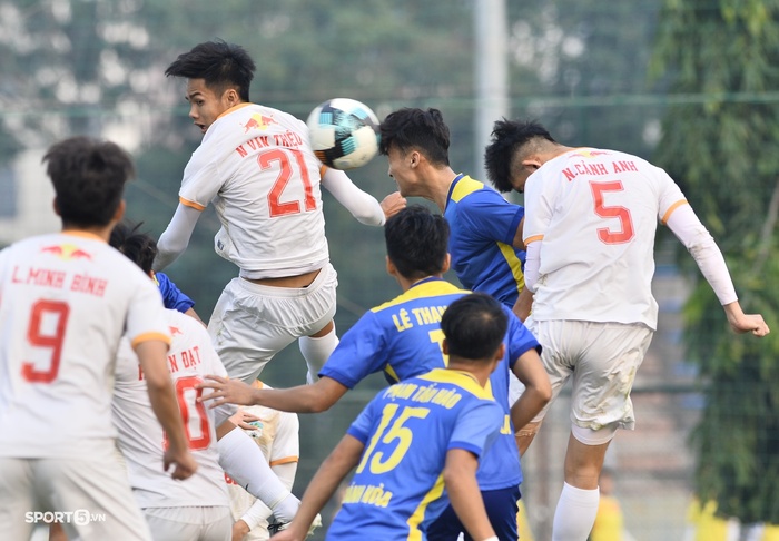 Cầu thủ U23 Việt Nam lập siêu phẩm cho U21 HAGL, đồng đội cười trừ vì quá bất ngờ  - Ảnh 2.