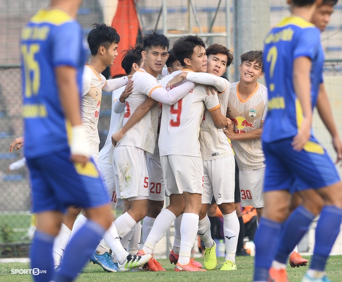 Cầu thủ U23 Việt Nam lập siêu phẩm cho U21 HAGL, đồng đội cười trừ vì quá bất ngờ  - Ảnh 3.