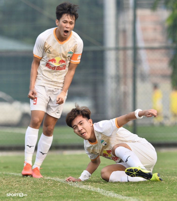 Cầu thủ U23 Việt Nam lập siêu phẩm cho U21 HAGL, đồng đội cười trừ vì quá bất ngờ  - Ảnh 6.