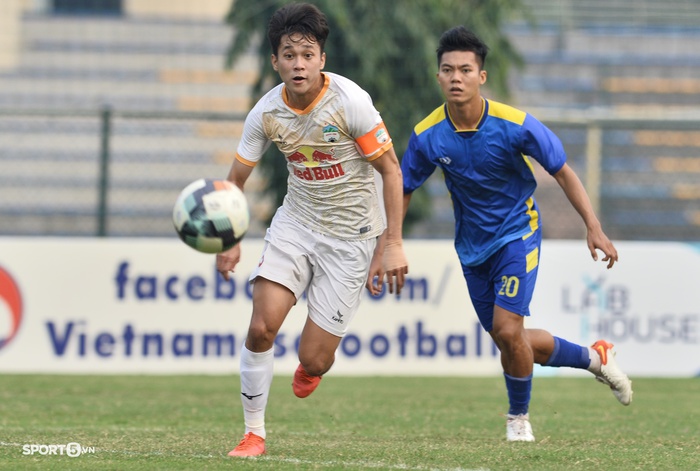 Cầu thủ U23 Việt Nam lập siêu phẩm cho U21 HAGL, đồng đội cười trừ vì quá bất ngờ  - Ảnh 1.